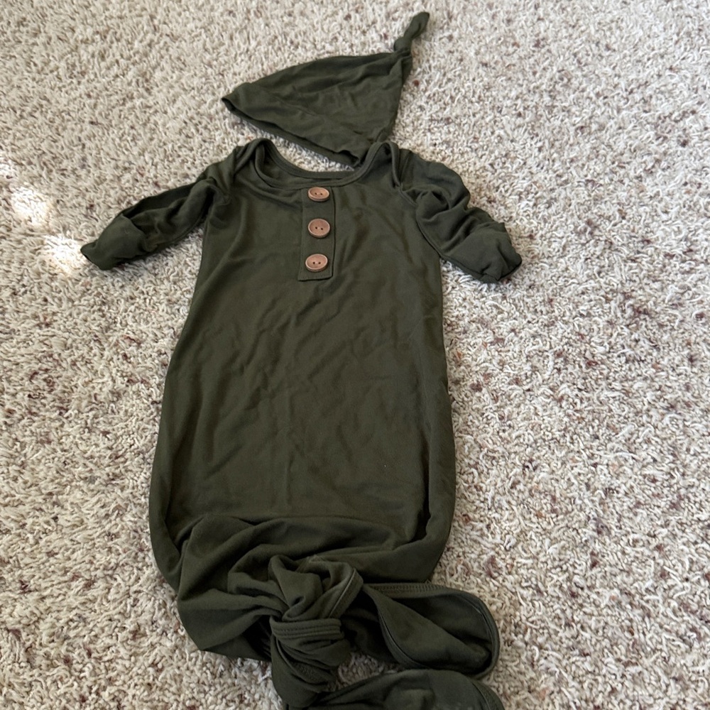 Caden Lane NEWBORN BABY KNOT GOWN & HAT SET